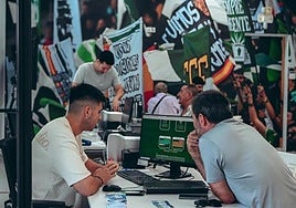 Aficionados sacando su abono para esta nueva temporada