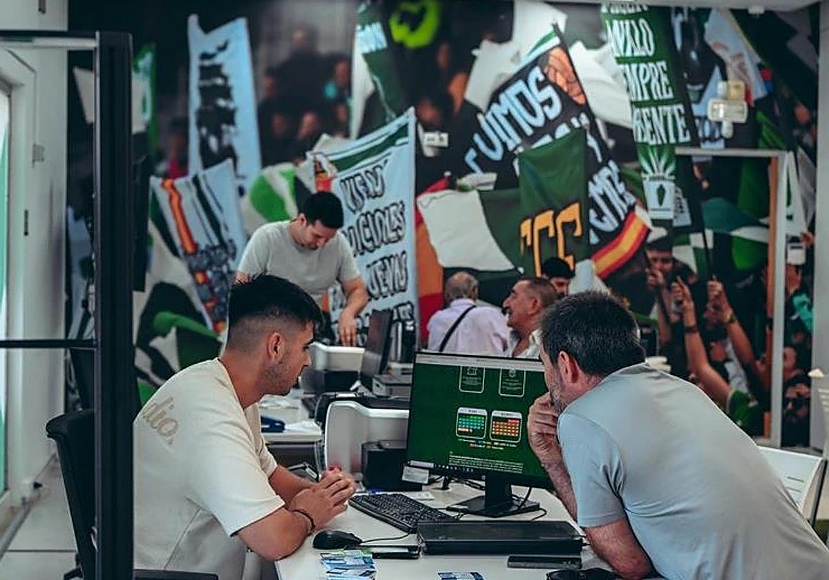 Aficionados sacando su abono para esta nueva temporada