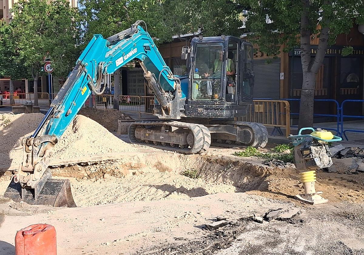 Obras de rellenado de la zanja.