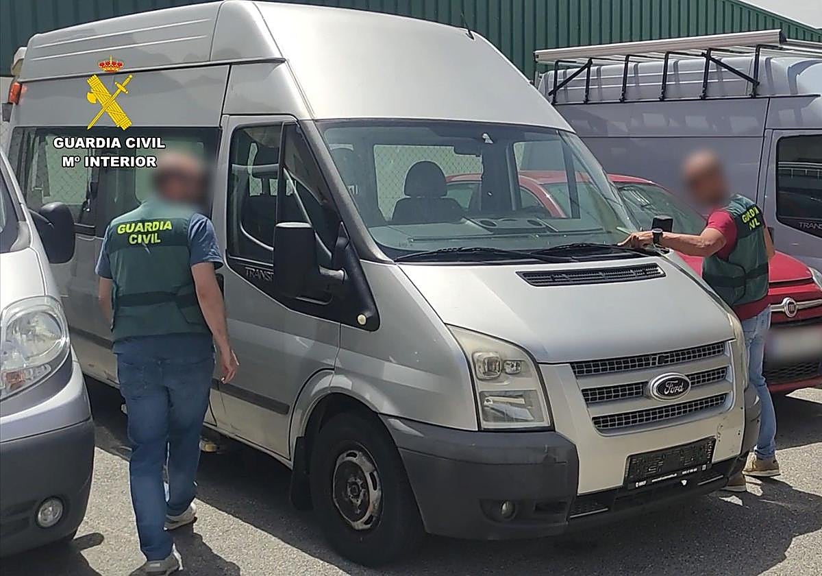Agentes de la Guardia Civil junto a uno de los vehículos objeto de la estafa.