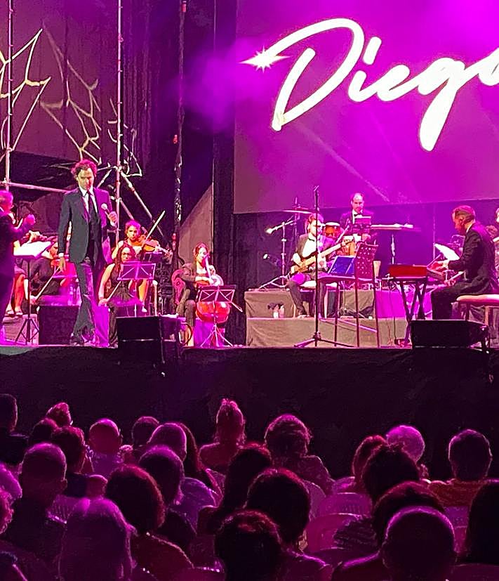 Imagen secundaria 2 - Diego Ramos revive a Julio Iglesias en Jardines de Abril