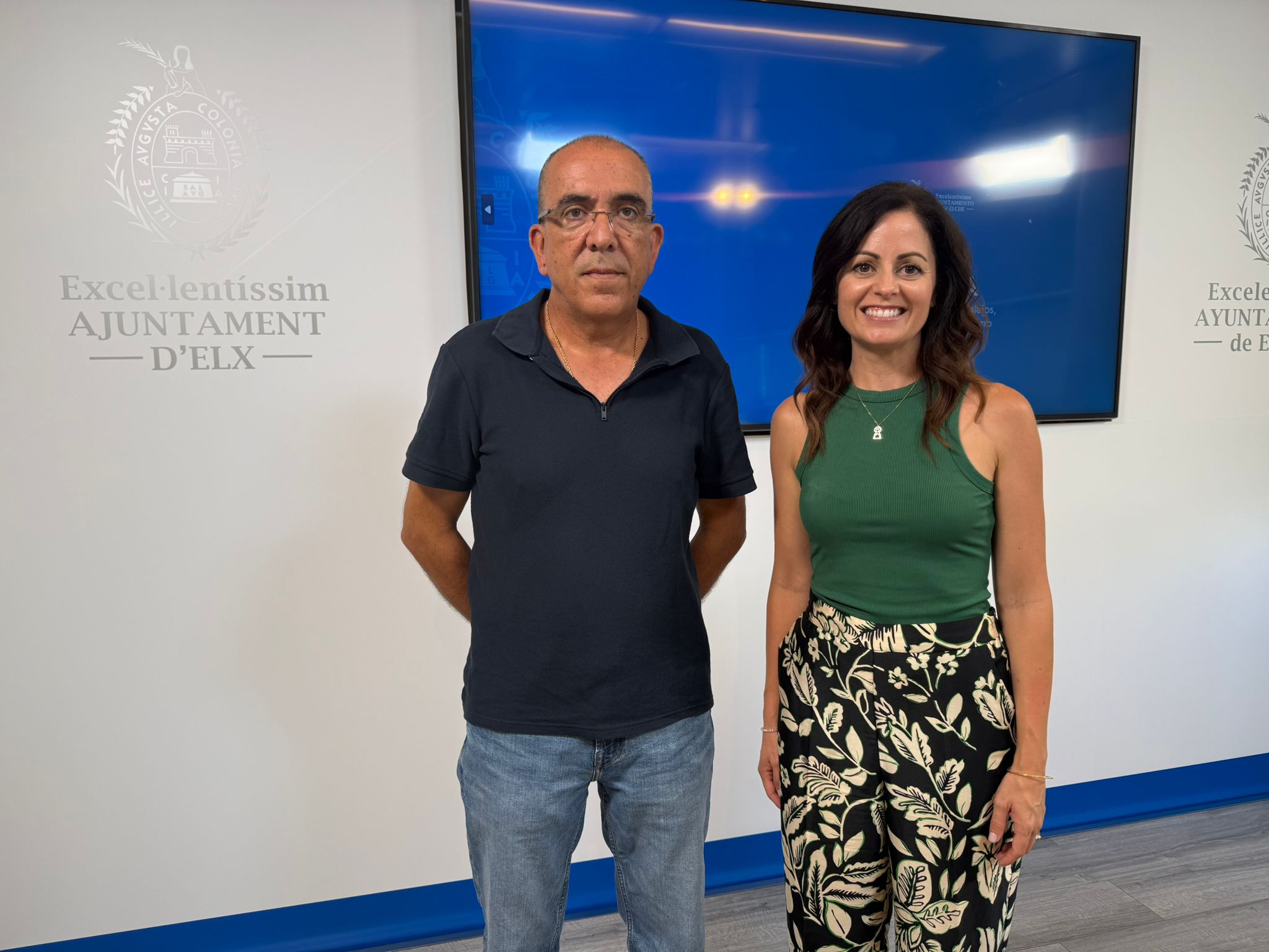 La concejal de Festejos y el representante de la pirotecnia.