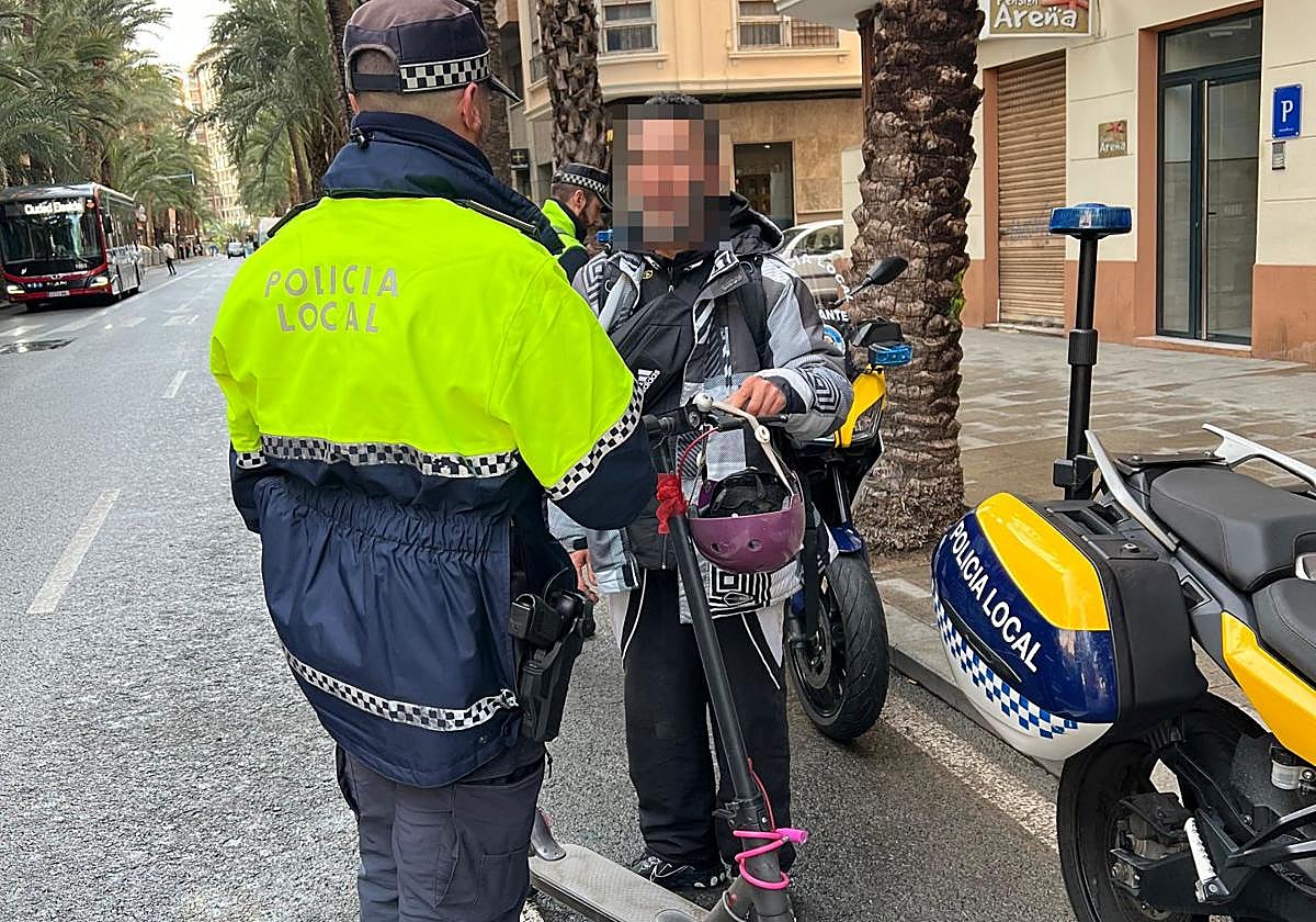 Control en el centro a un conductor de patinete eléctrico.