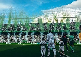 La afición recibiendo a su equipo la temporada pasada