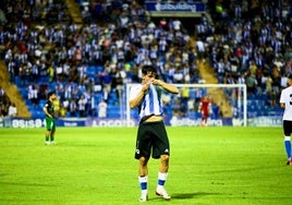 Oriol Soldevila se besa el escudo tras marcar al Elche en el Rico Pérez.