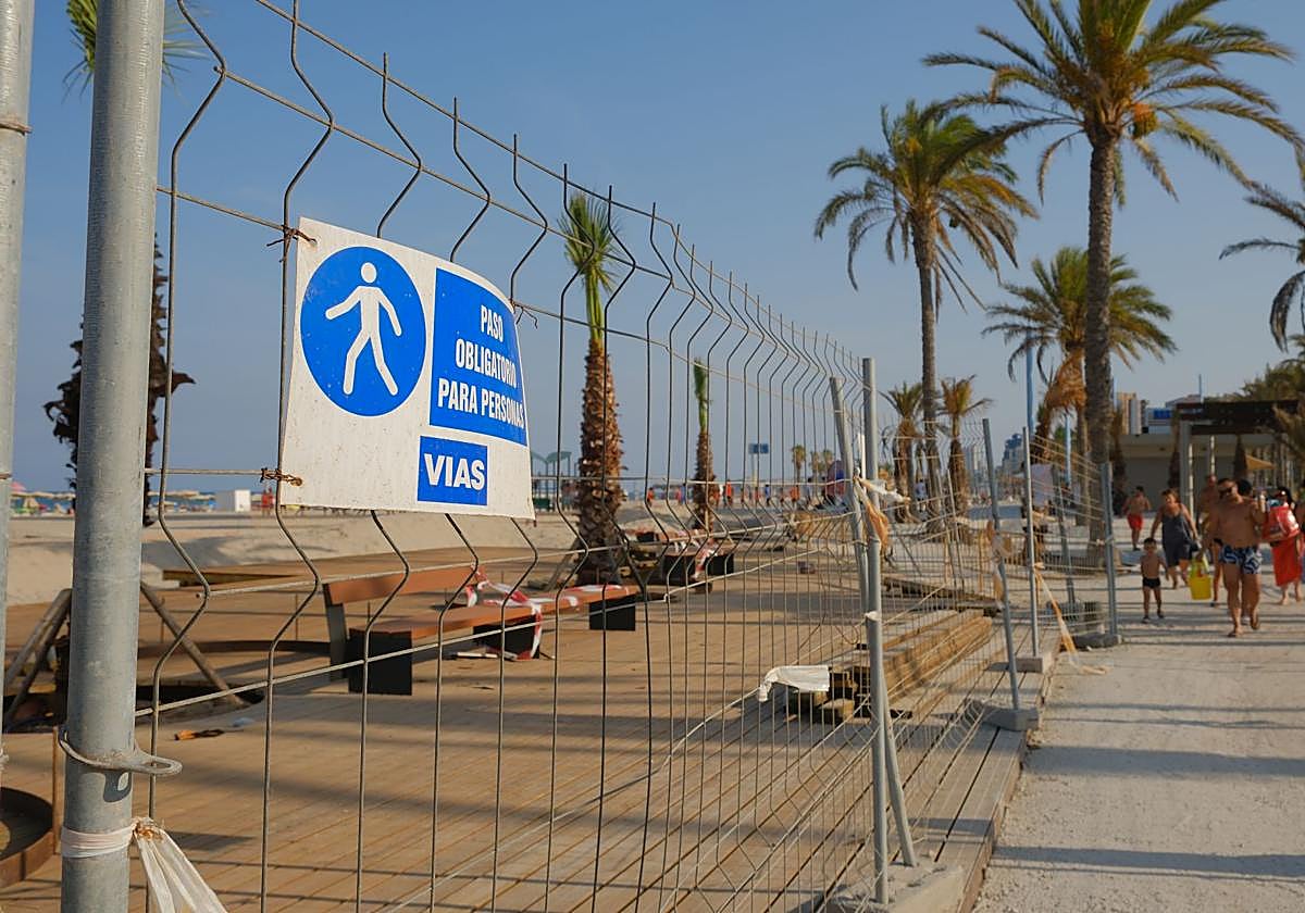 Imagen principal - Reabre al tráfico la avenida Bruselas de Alicante tras la fuga de aguas fecales