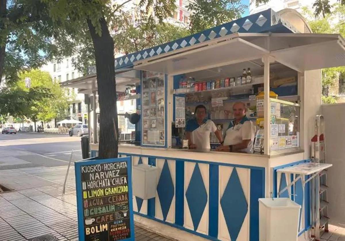 Imagen principal - El último kiosko horchatero de Madrid tiene origen alicantino