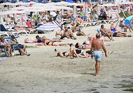 Bañistas en la playa del Postiguet.