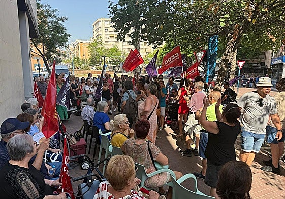 Personas asistentes a la concentración de este lunes.