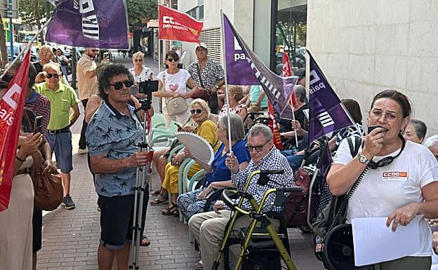 Movilización de mayores por el cierre del centro de día de la Plaza América.