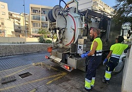 Servicio de limpieza en una de las zonas afectadas