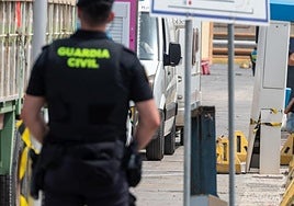 Un agente de la Guardia Civil, de servicio.