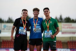 Saúl Delgado junto al segundo y tercer calasificado en el Campeonato de España de Atletismo de Badajoz.