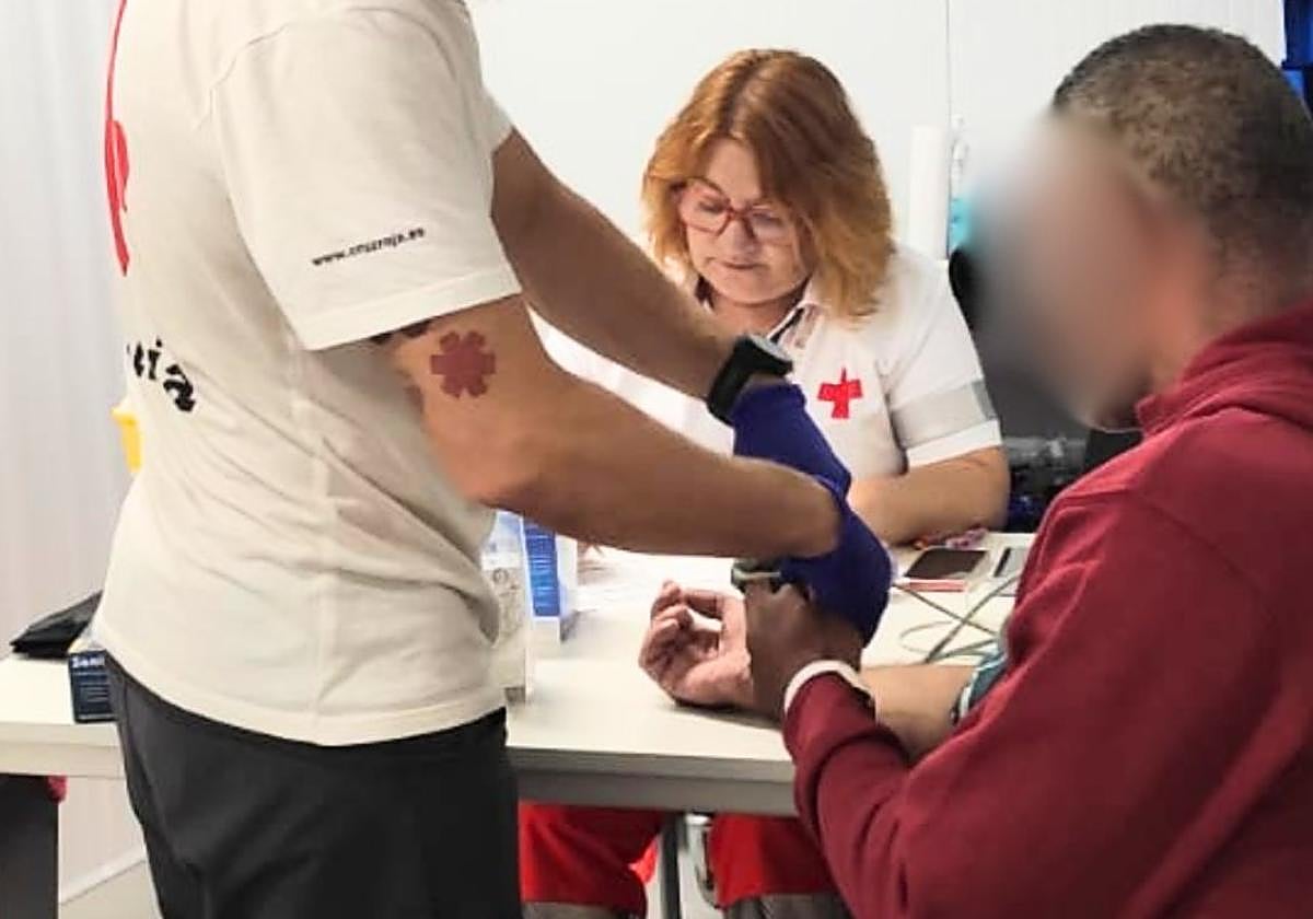 Asistencia de Cruz Roja a un migrante de una embarcación precaria.