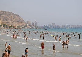 Bañistas en la playa del Postiguet.