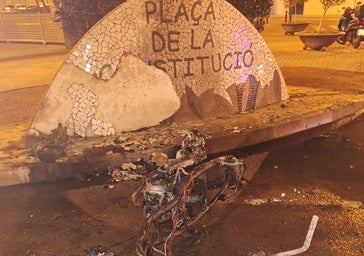 El incendio de un ciclomotor destroza parte del mosaico de la Plaza de la Constitución de Sant Joan
