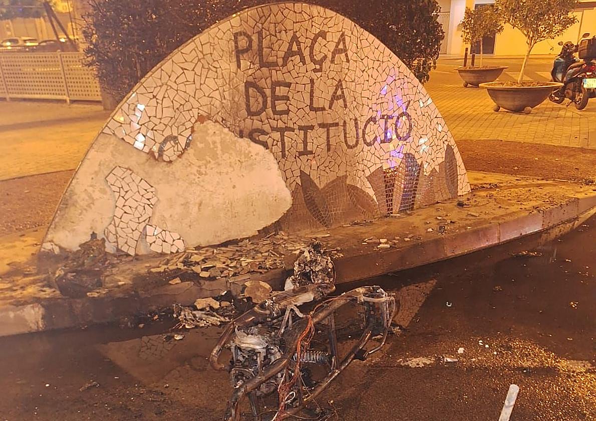 Ciclomotor incendiado.