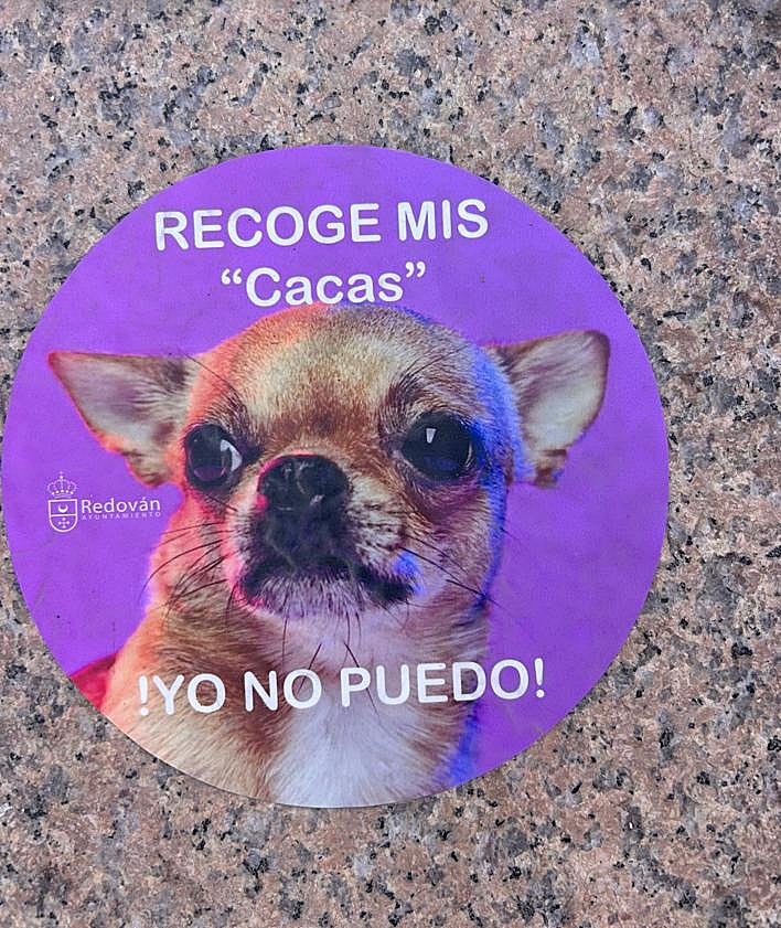 Imagen secundaria 2 - Algunas de las pegatinas que el Ayuntamiento pegará por el municipio