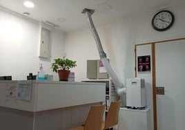 Equipo de aire acondicionado portátil instalado en el centro de salud de Dénia.