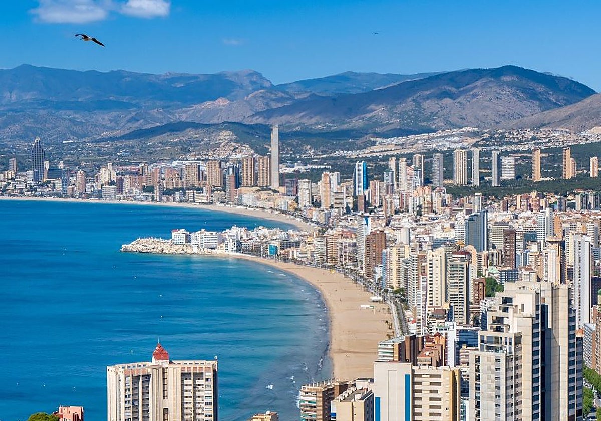 Destinos como Benidorm siguen siendo, pese al calor, un refugio para los turistas