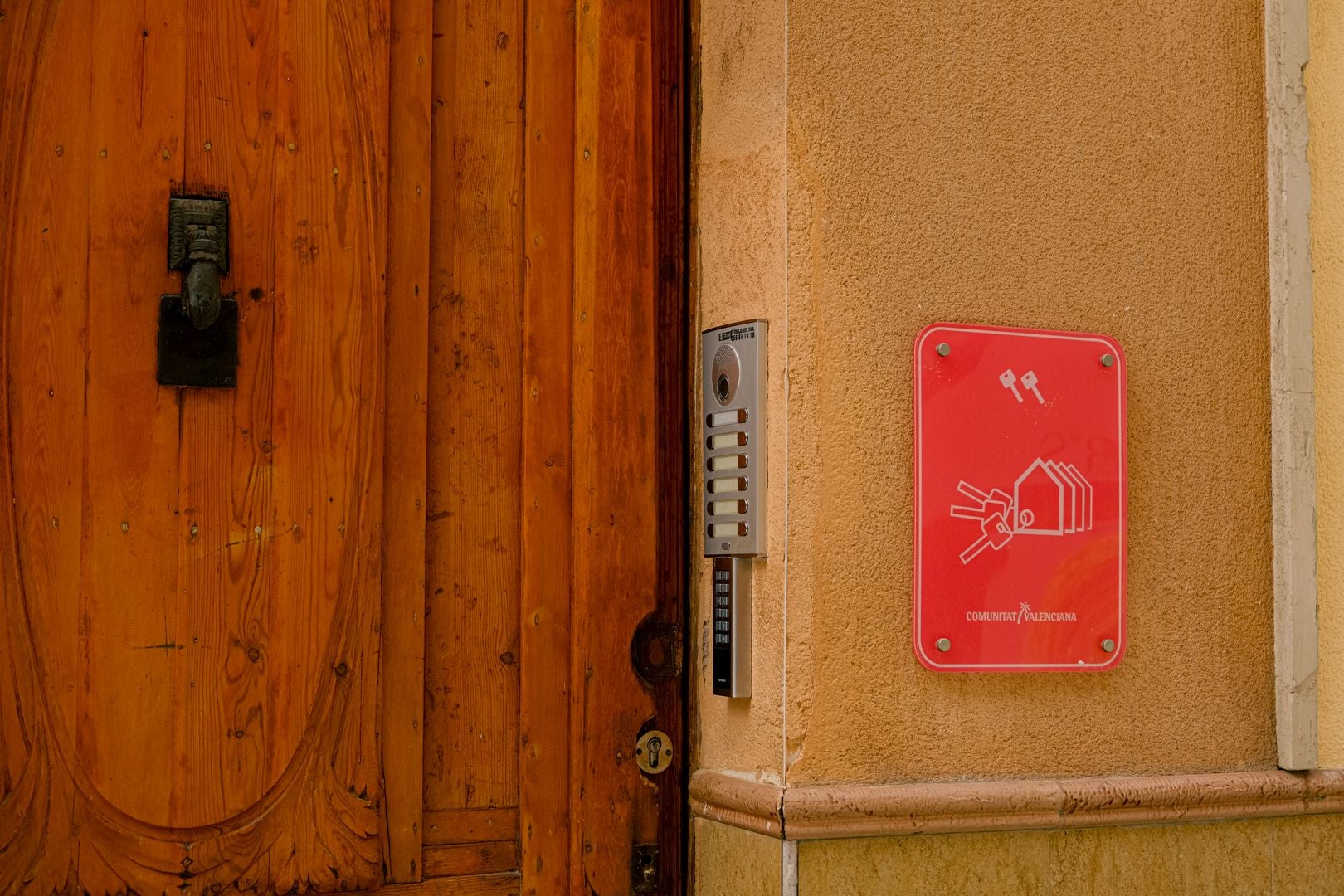 Placa roja que indica licencia de la Generalitat Valenciana