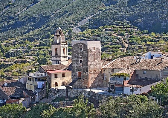 Imagen de Almudaina con su torre almohade presidiendo el conjunto urbano.