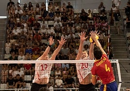 Remate de Gimeno en el choque frente a Suiza disputado en Alicante.