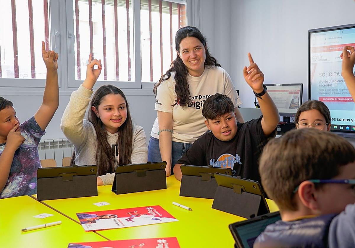 Más de 2.200 niños, niñas y jóvenes de Alicante ya han participado en Campamento Digital, y otros 700 lo harán durante agosto y septiembre