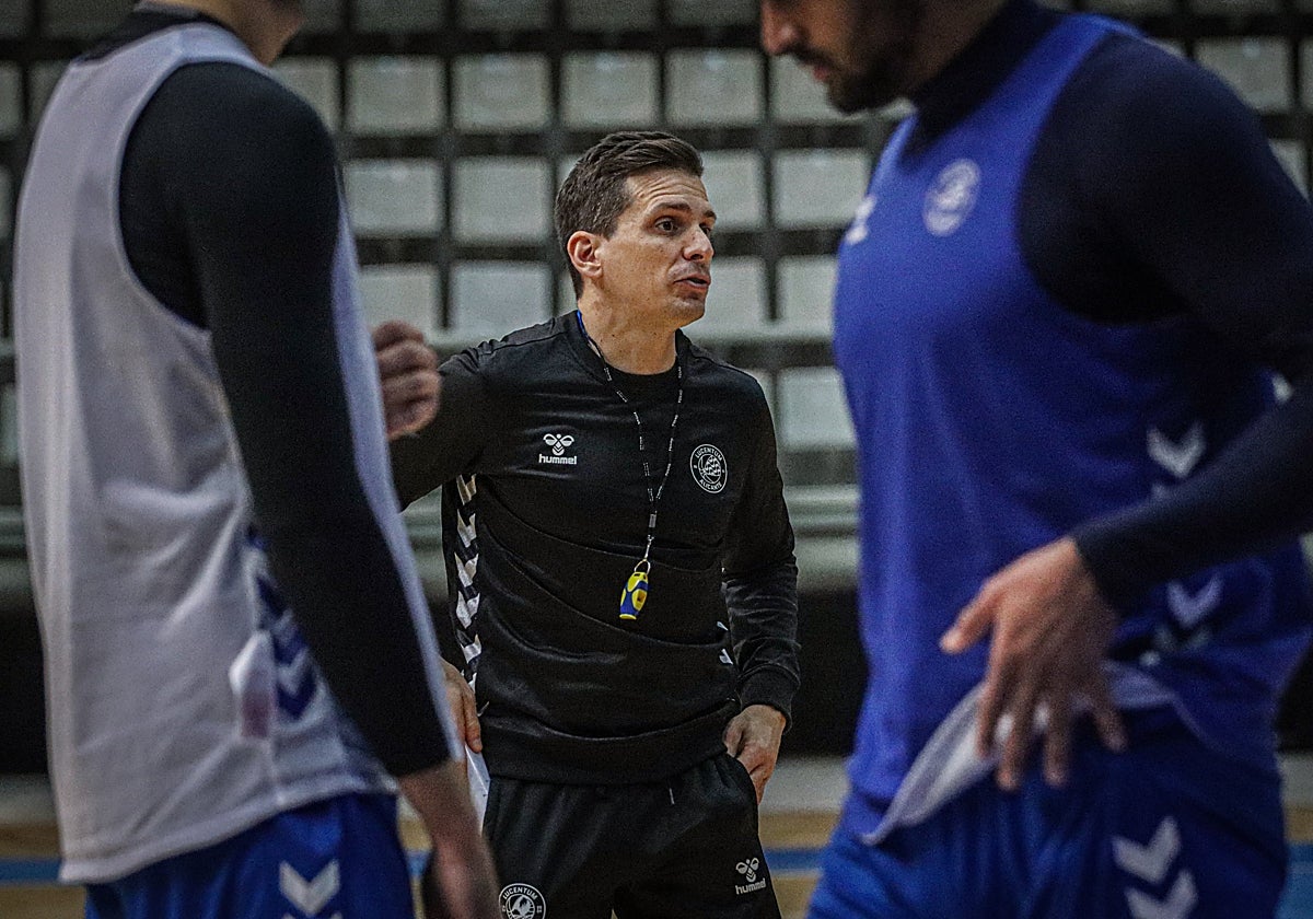 Rubén Perelló, durante un entrenamiento al frente del HLA Alicante.
