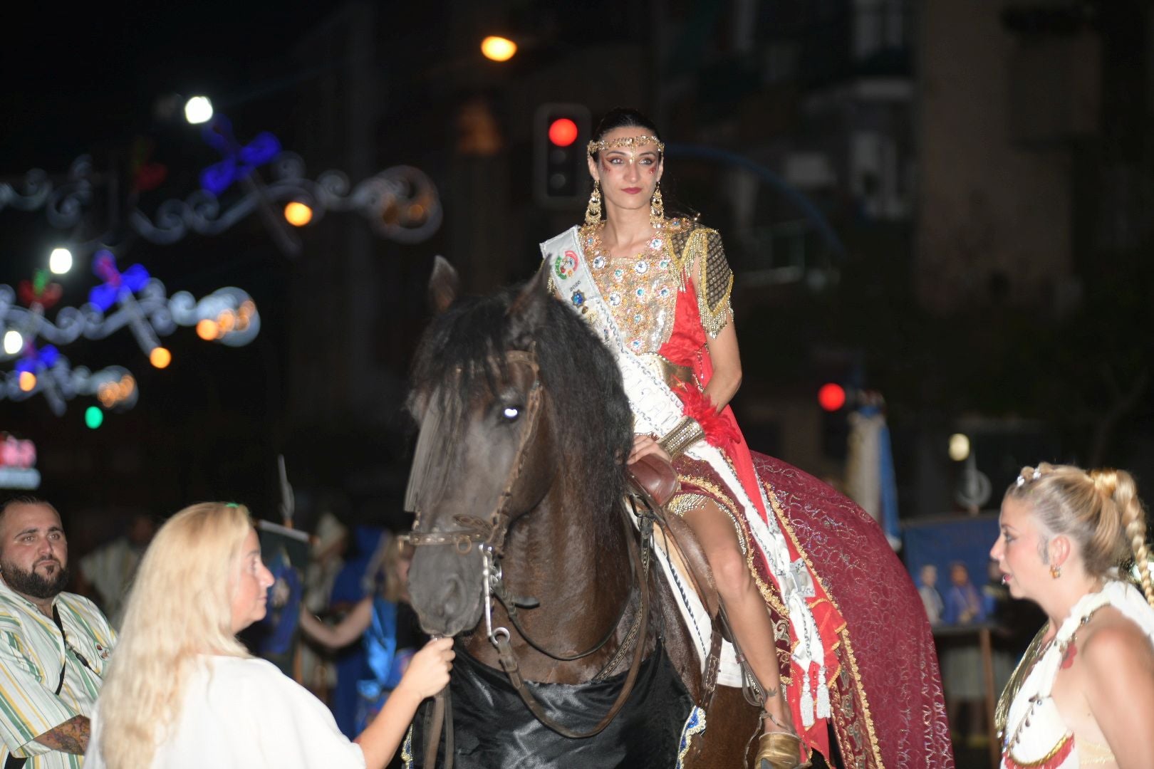 La Embajadada Mora hace vibrar Altozano al ritmo de las marchas