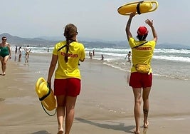 Dos socorristas prestan servicio en las playas de Alicante.