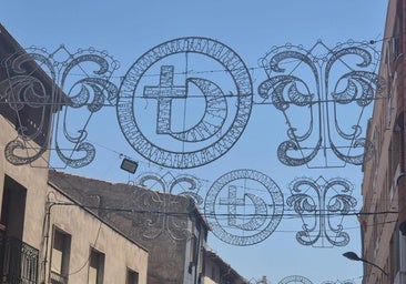 Villena estrena arcos de luces LED para las Fiestas de Moros y Cristianos