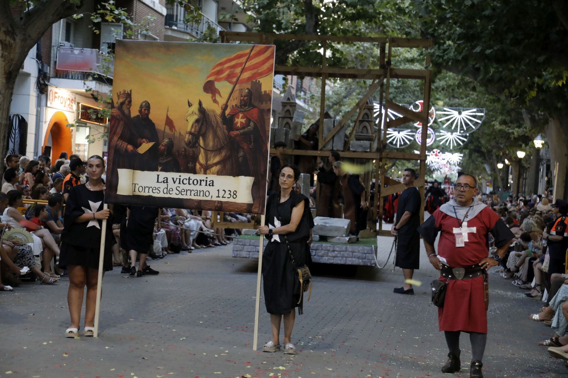 Los Moros y Cristianos de Dénia brillan en su desfile de Gala
