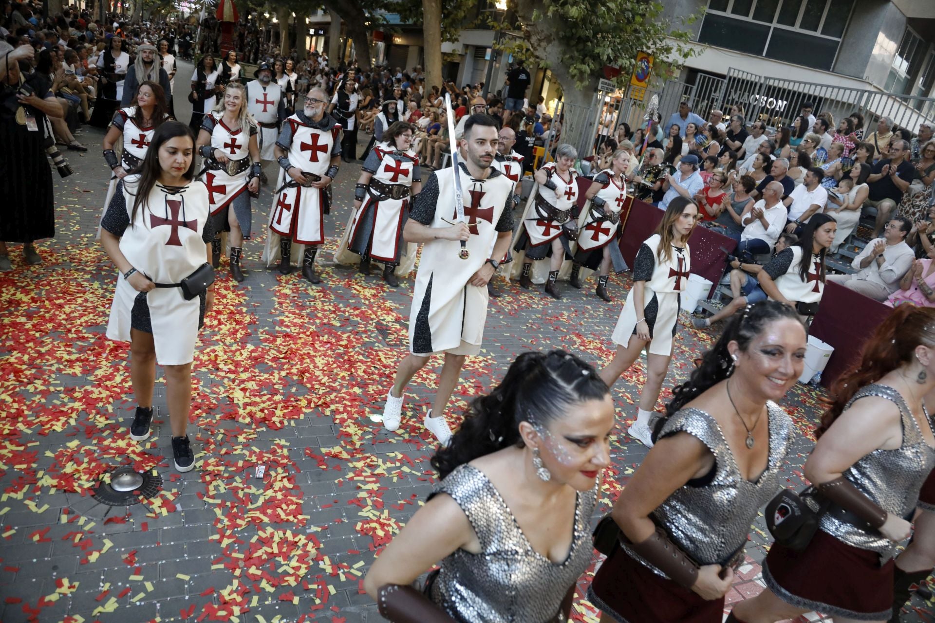 Los Moros y Cristianos de Dénia brillan en su desfile de Gala