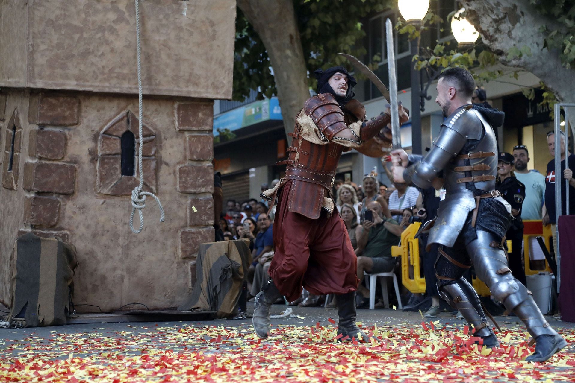 Los Moros y Cristianos de Dénia brillan en su desfile de Gala