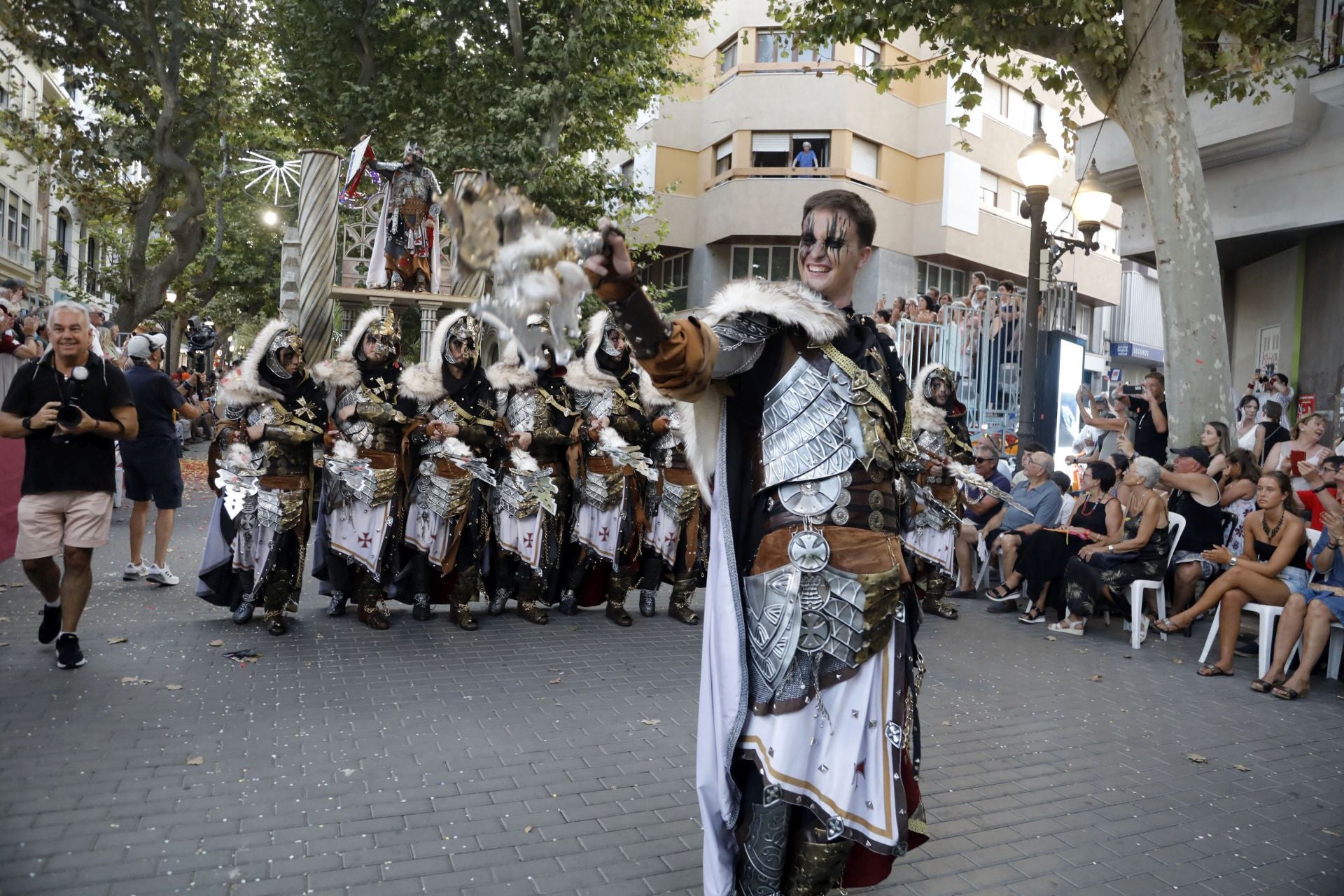 Los Moros y Cristianos de Dénia brillan en su desfile de Gala