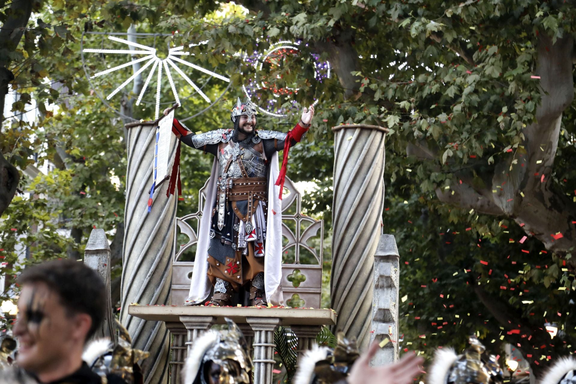 Los Moros y Cristianos de Dénia brillan en su desfile de Gala