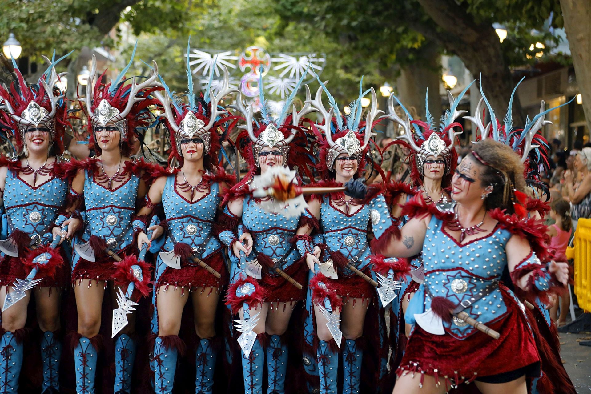 Los Moros y Cristianos de Dénia brillan en su desfile de Gala