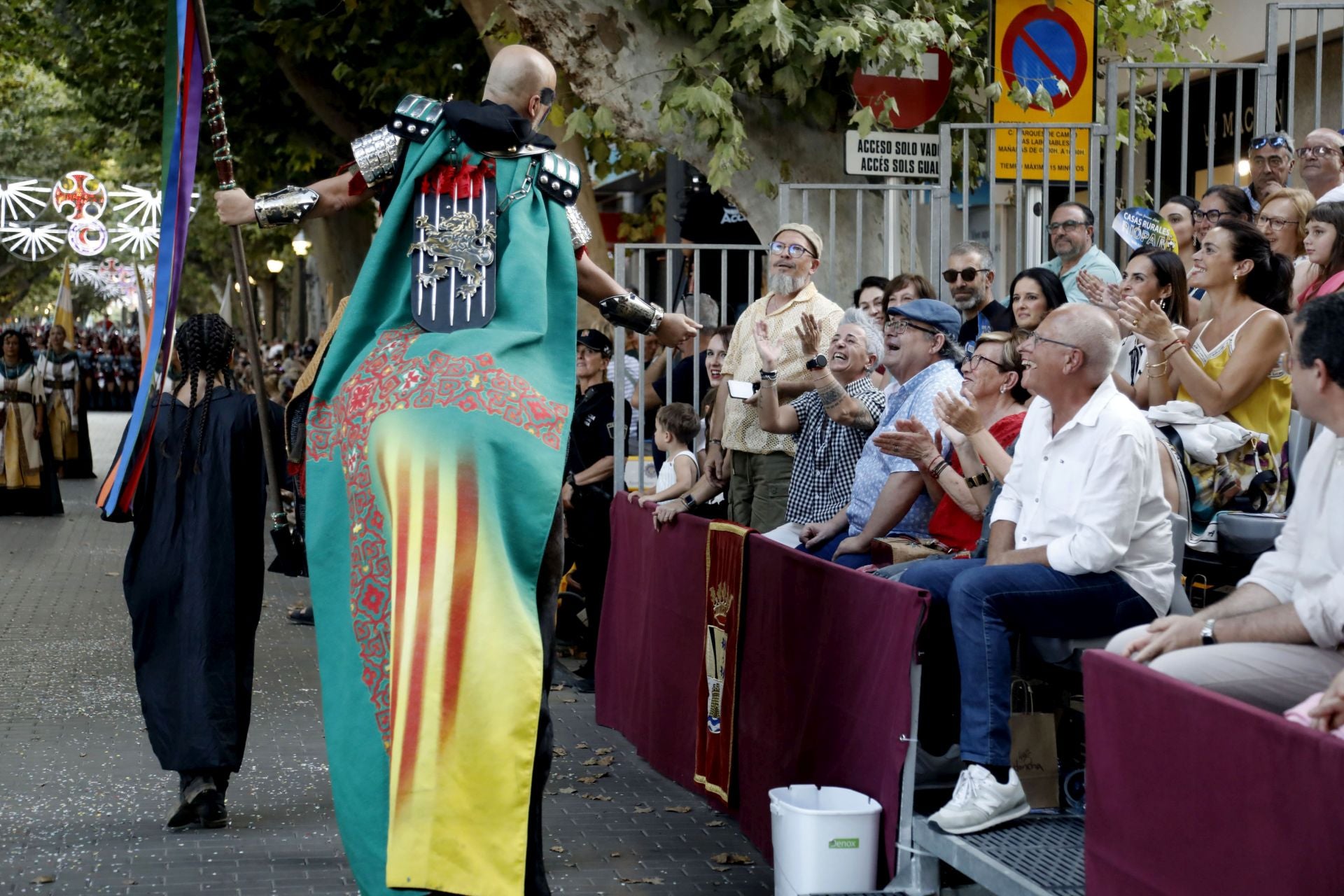 Los Moros y Cristianos de Dénia brillan en su desfile de Gala