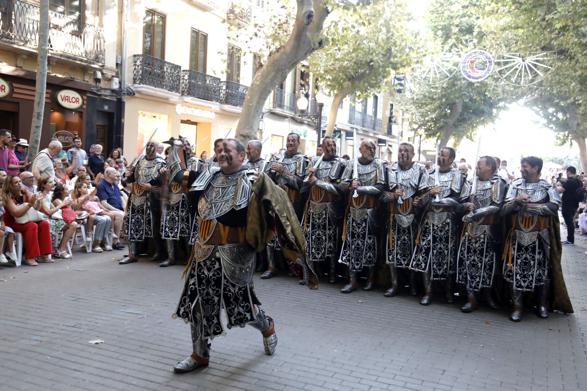 Los Moros y Cristianos de Dénia brillan en su desfile de Gala
