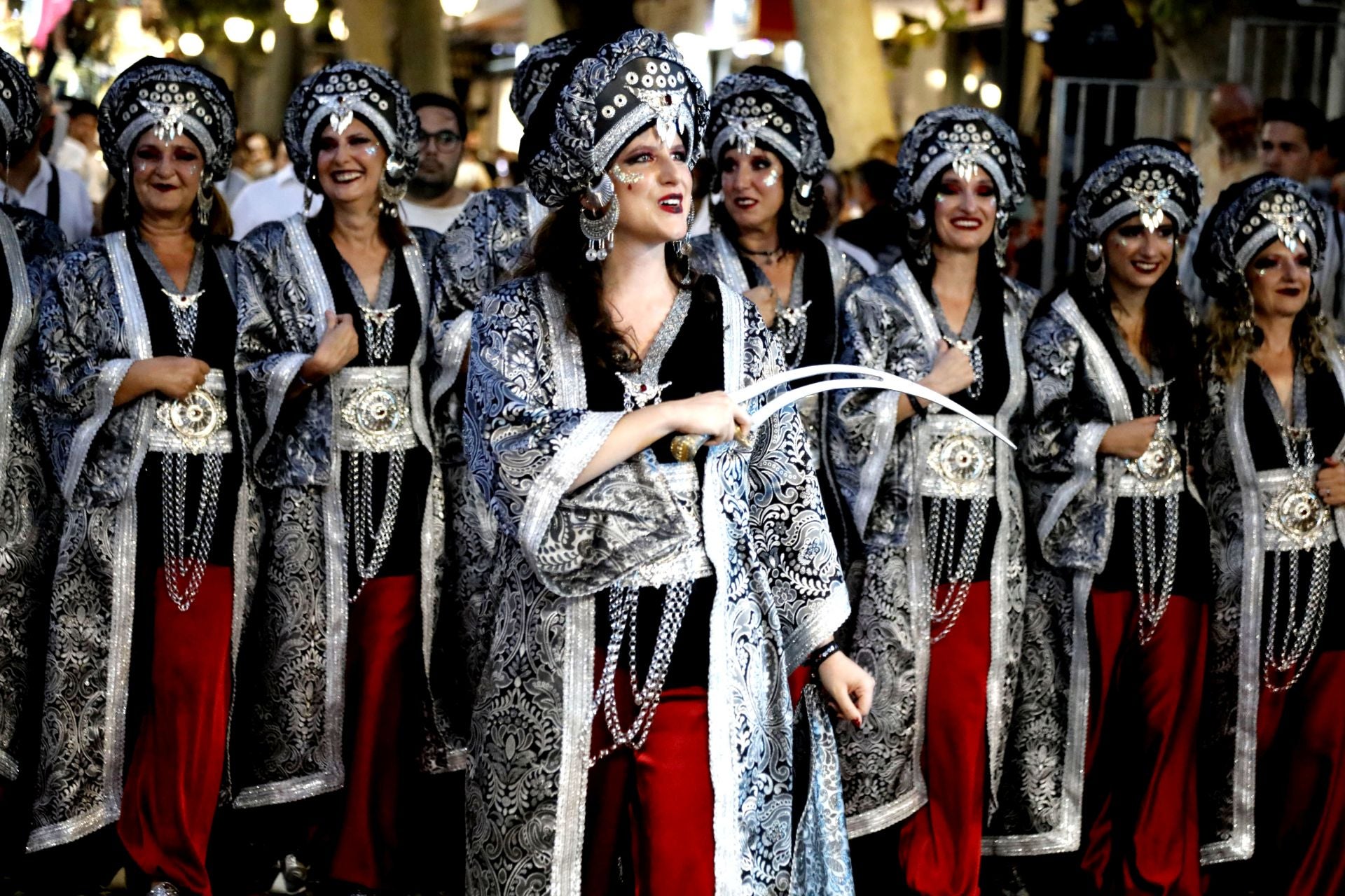Los Moros y Cristianos de Dénia brillan en su desfile de Gala