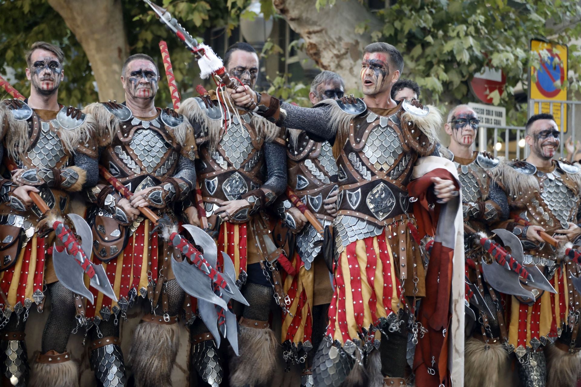 Los Moros y Cristianos de Dénia brillan en su desfile de Gala