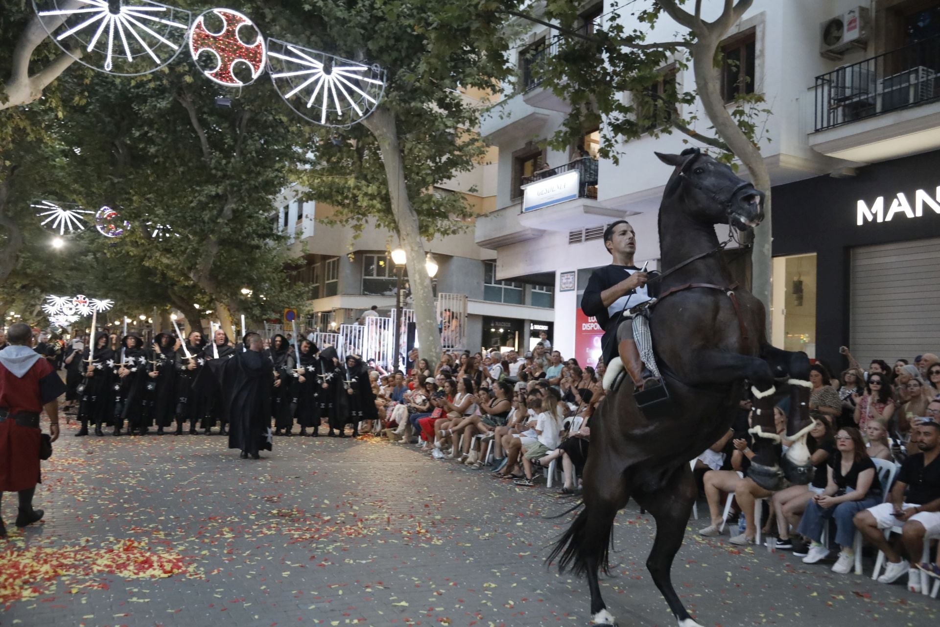 Los Moros y Cristianos de Dénia brillan en su desfile de Gala