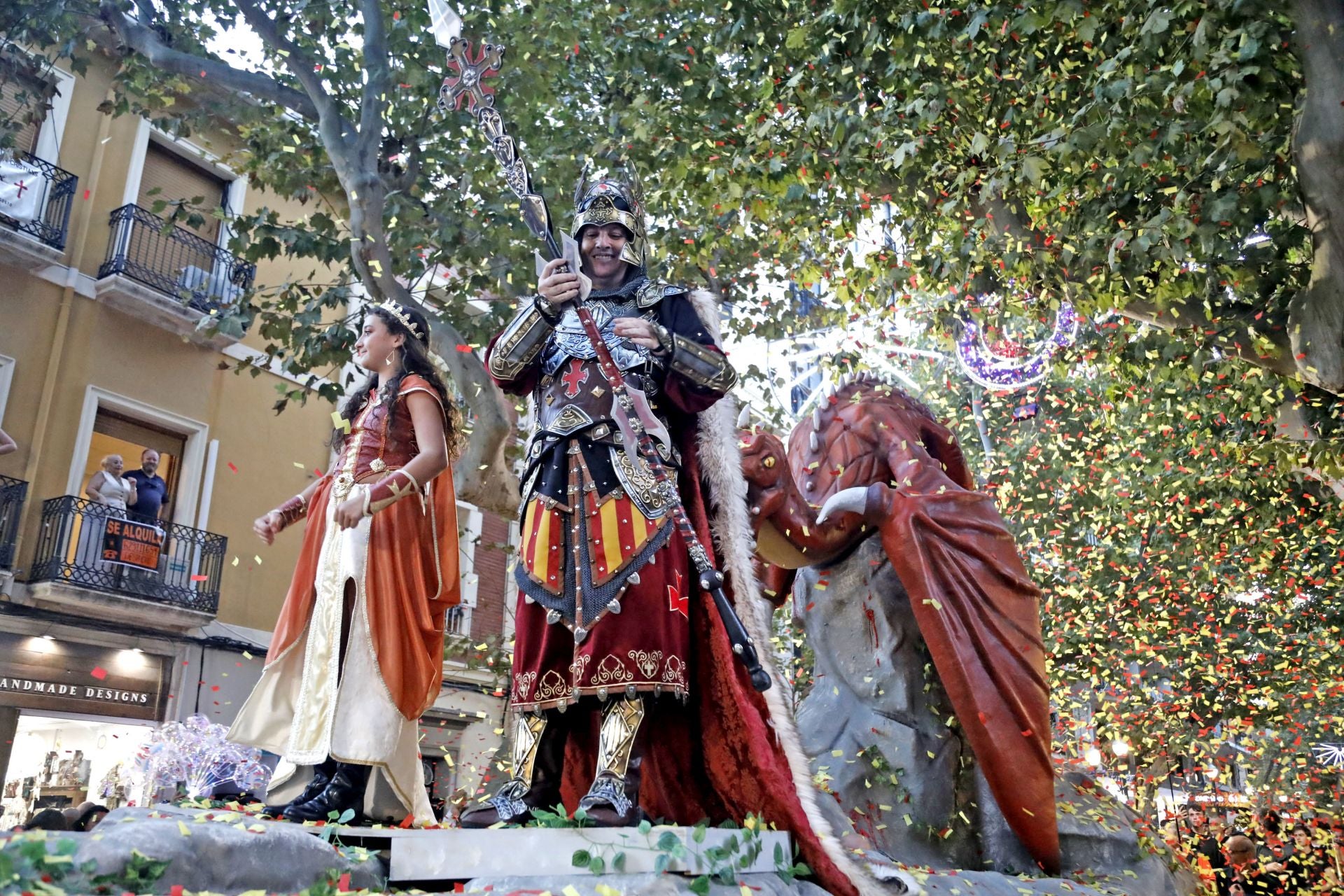 Los Moros y Cristianos de Dénia brillan en su desfile de Gala