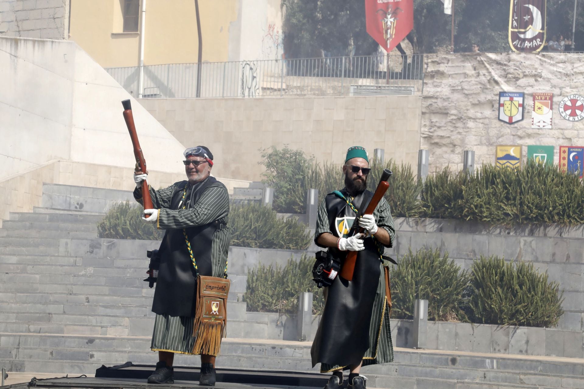 La batalla de arcabucería de los Moros y Cristianos de Dénia llenan de pólvora el carrer del Mar