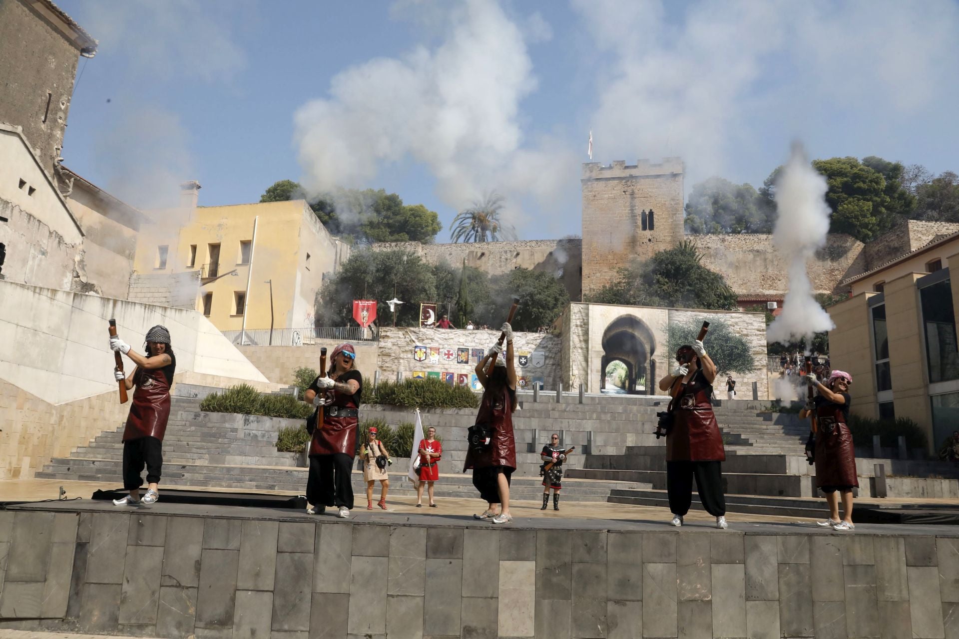 La batalla de arcabucería de los Moros y Cristianos de Dénia llenan de pólvora el carrer del Mar
