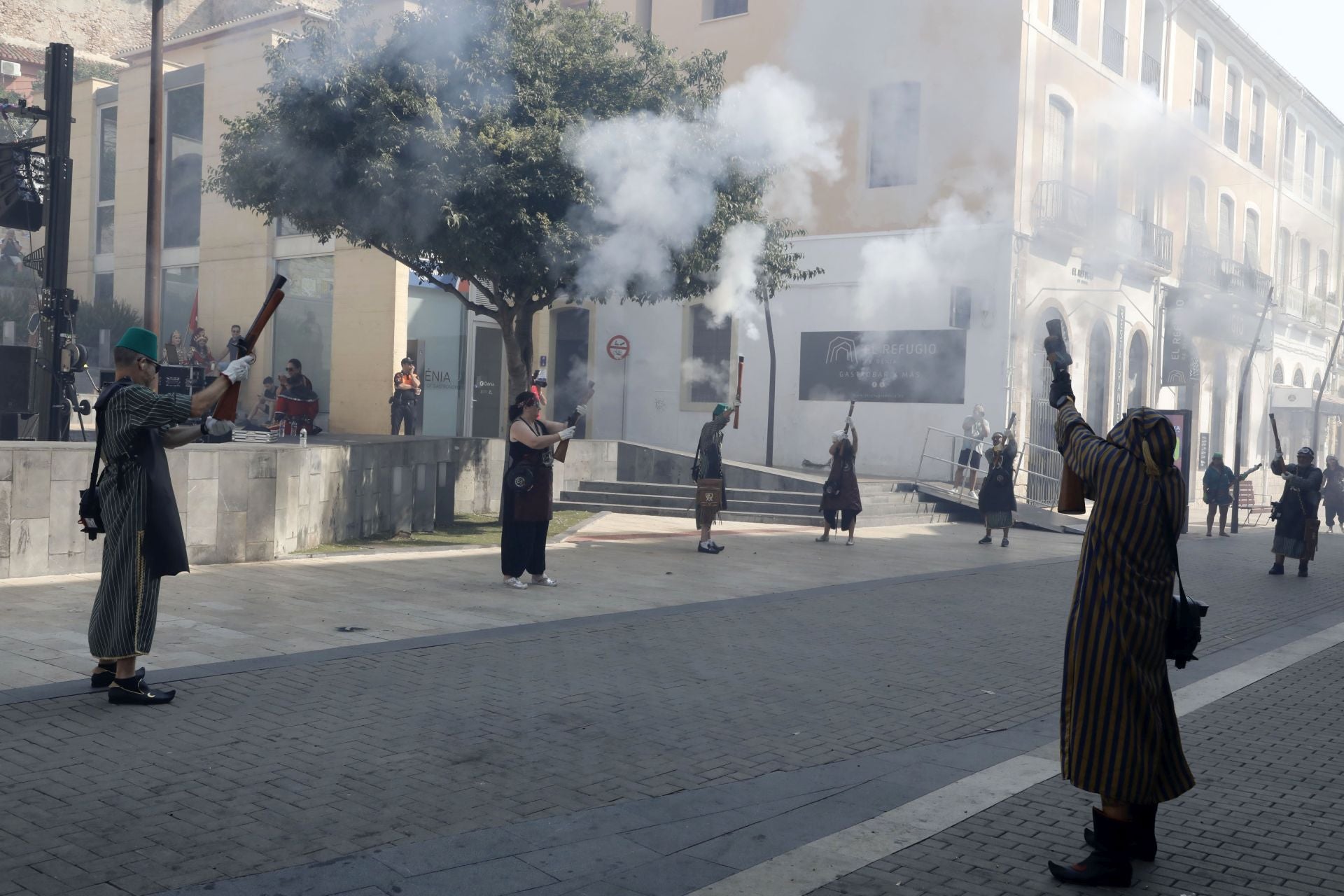 La batalla de arcabucería de los Moros y Cristianos de Dénia llenan de pólvora el carrer del Mar