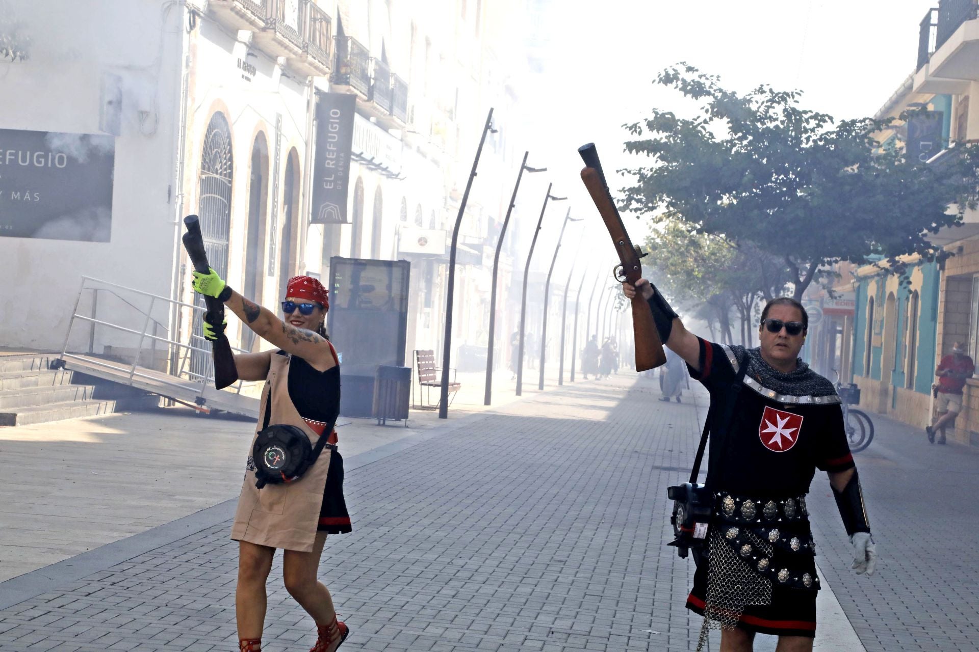 La batalla de arcabucería de los Moros y Cristianos de Dénia llenan de pólvora el carrer del Mar