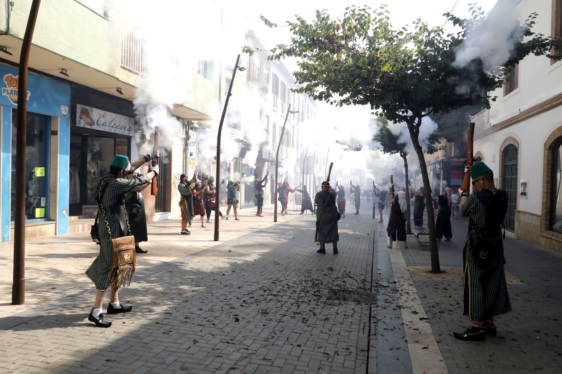 La batalla de arcabucería de los Moros y Cristianos de Dénia llenan de pólvora el carrer del Mar