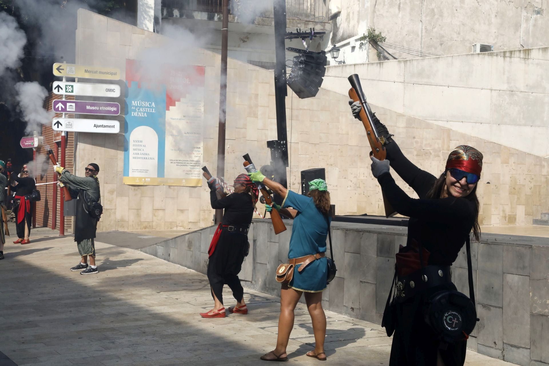 La batalla de arcabucería de los Moros y Cristianos de Dénia llenan de pólvora el carrer del Mar